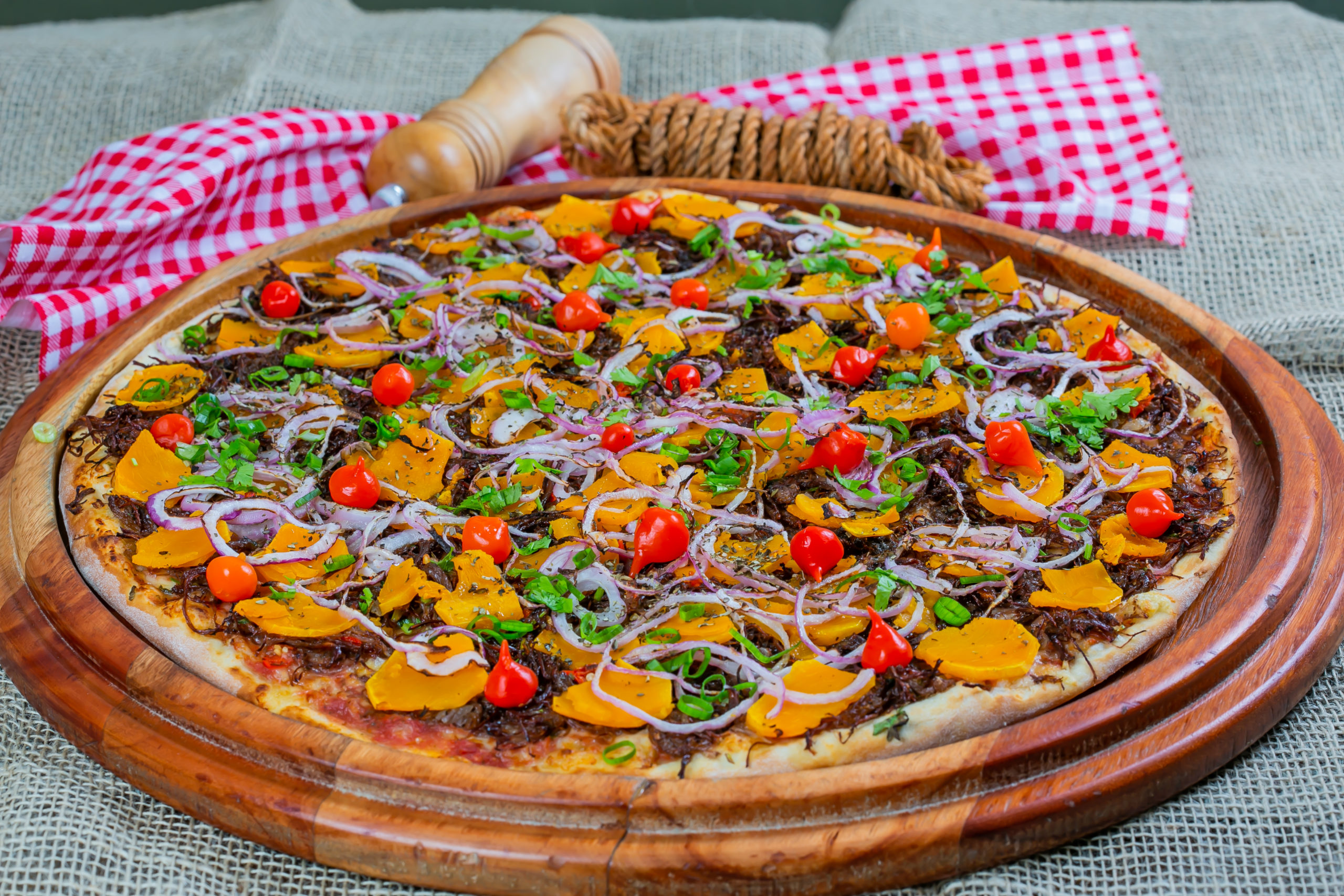 Oxente Pizzaria faz aniversário e lança pizza comemorativa - Revista Deguste