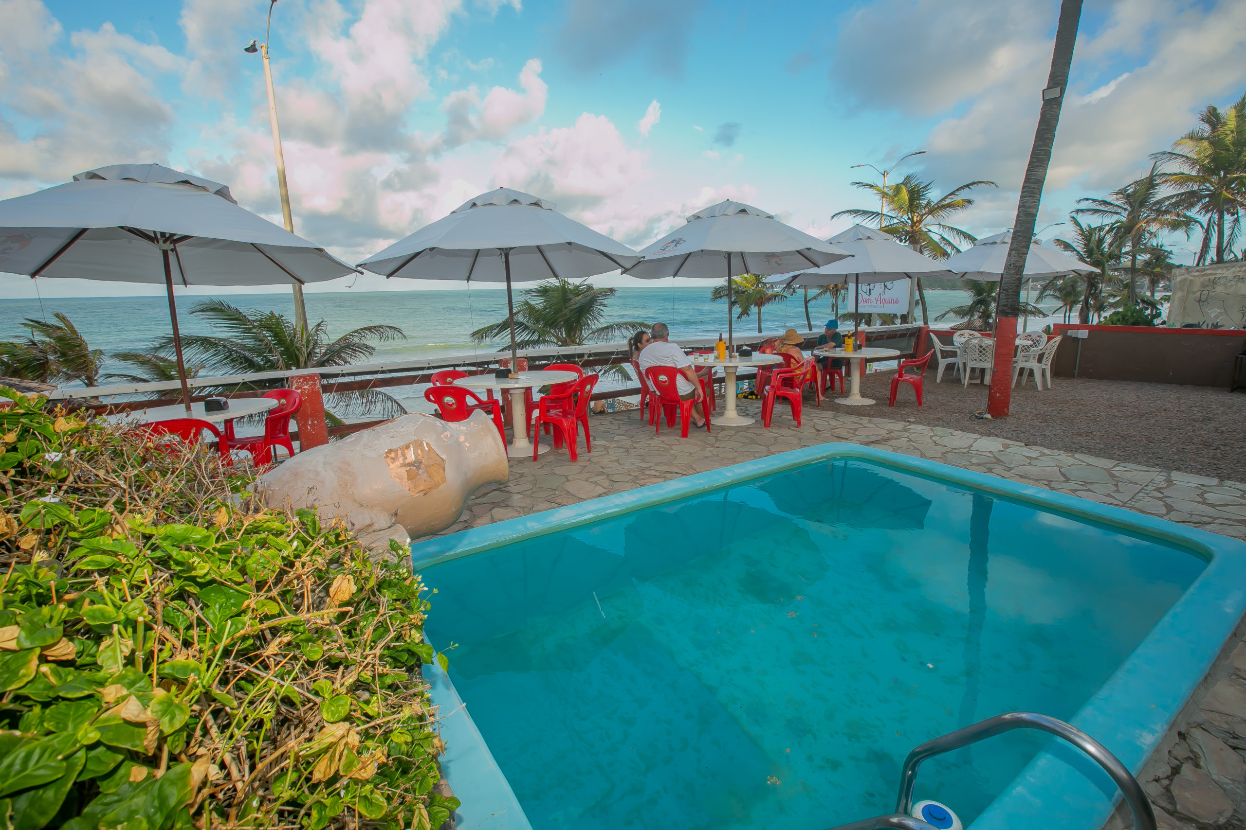 Restaurante dispõe de piscina para os clientes